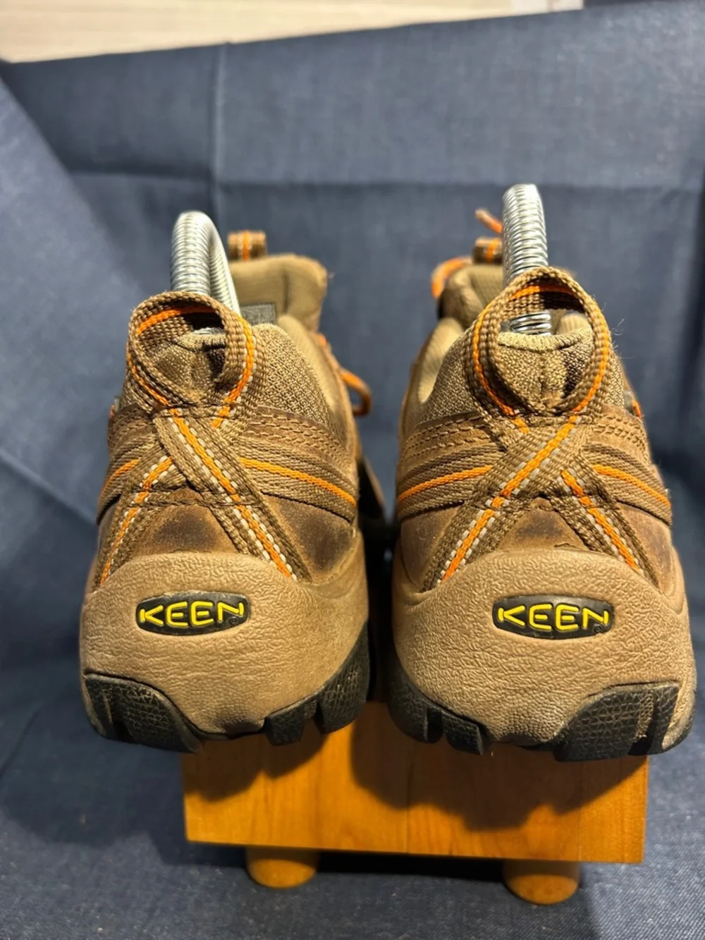 Keen leather lace up hiking shoes